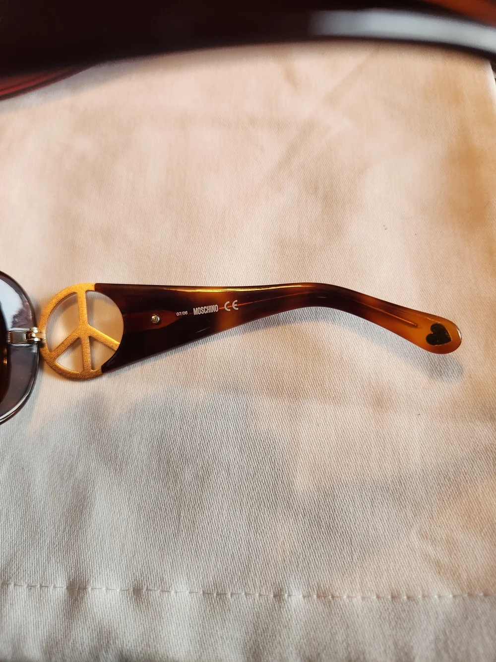 Moschino Women's Brown Tortoiseshell Sunglasses With Design Red Case MO51702